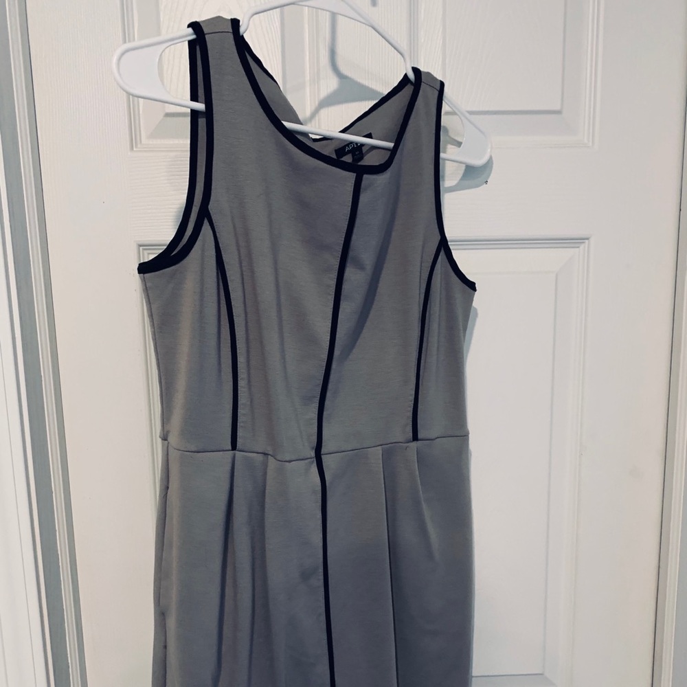Dresses - Picture 4 of 8